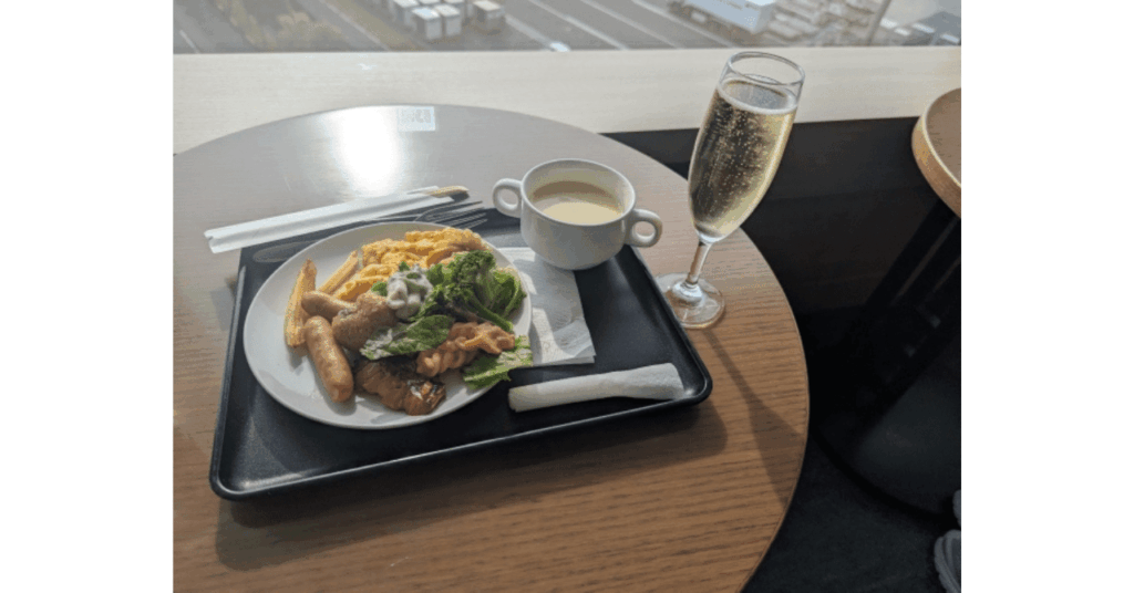 羽田空港の空港ラウンジで過ごす静かな時間